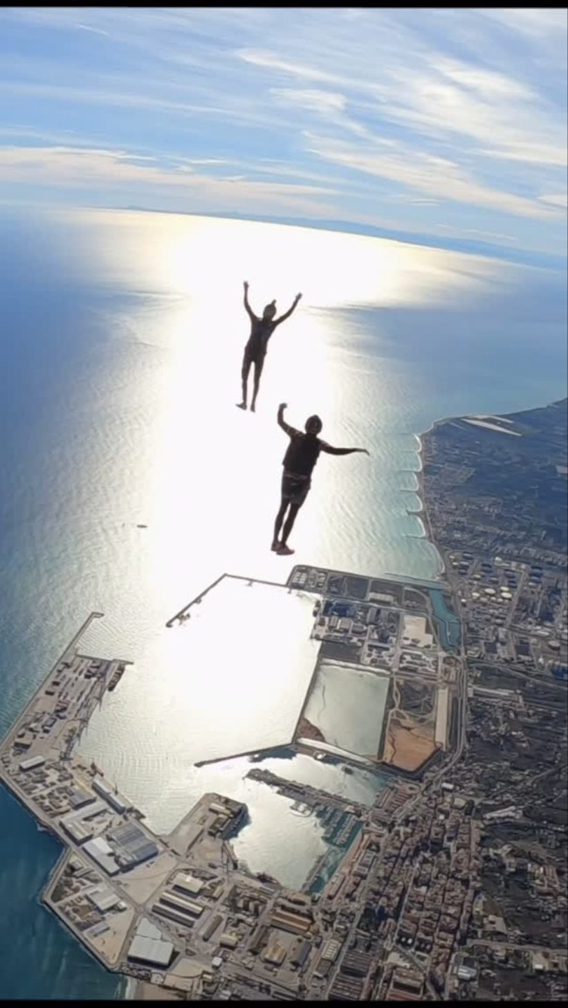 Salto en paracaídas sobre la costa
