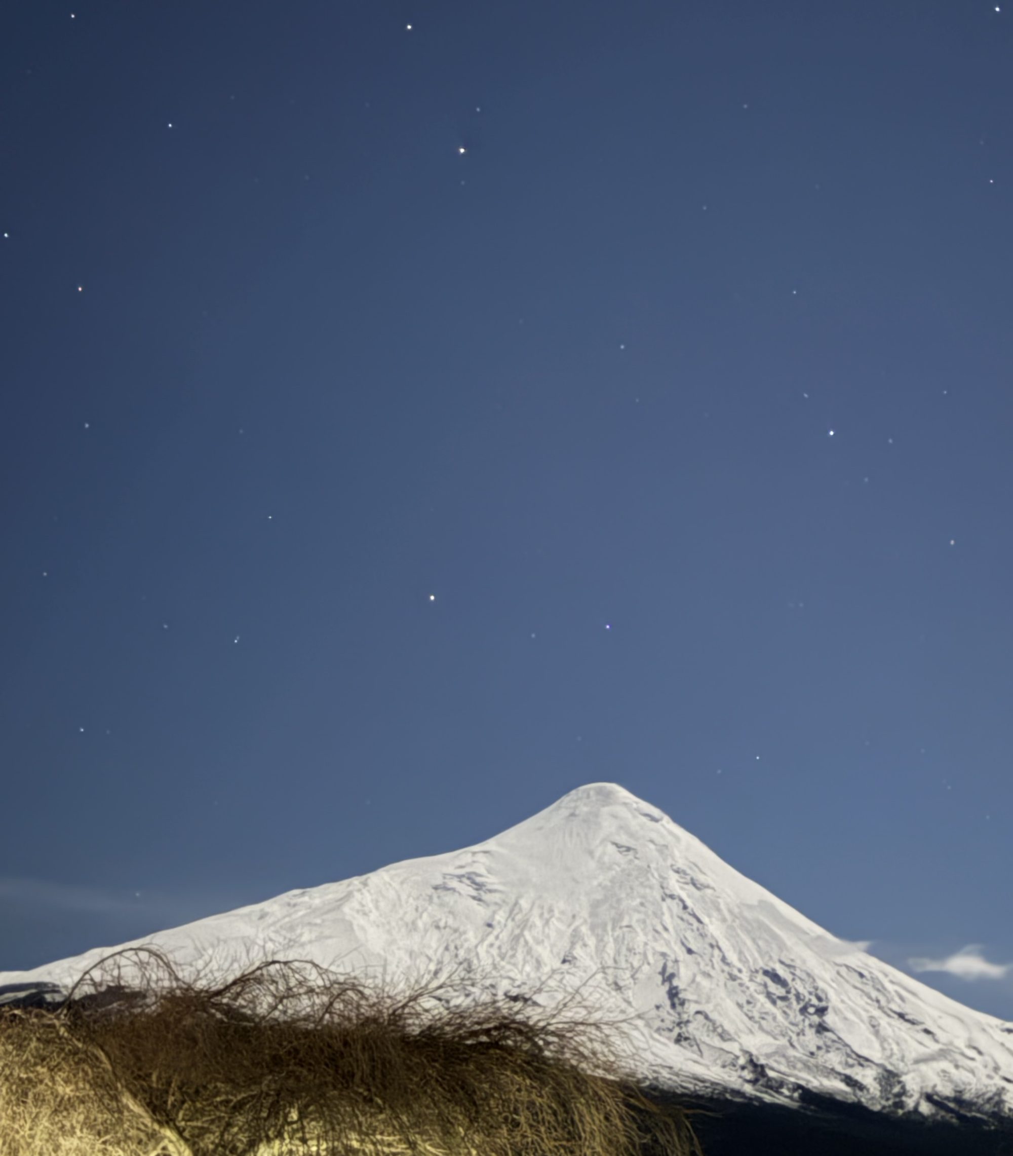 Volcán Osorno de noche, fotografiado por Juan Lacassie